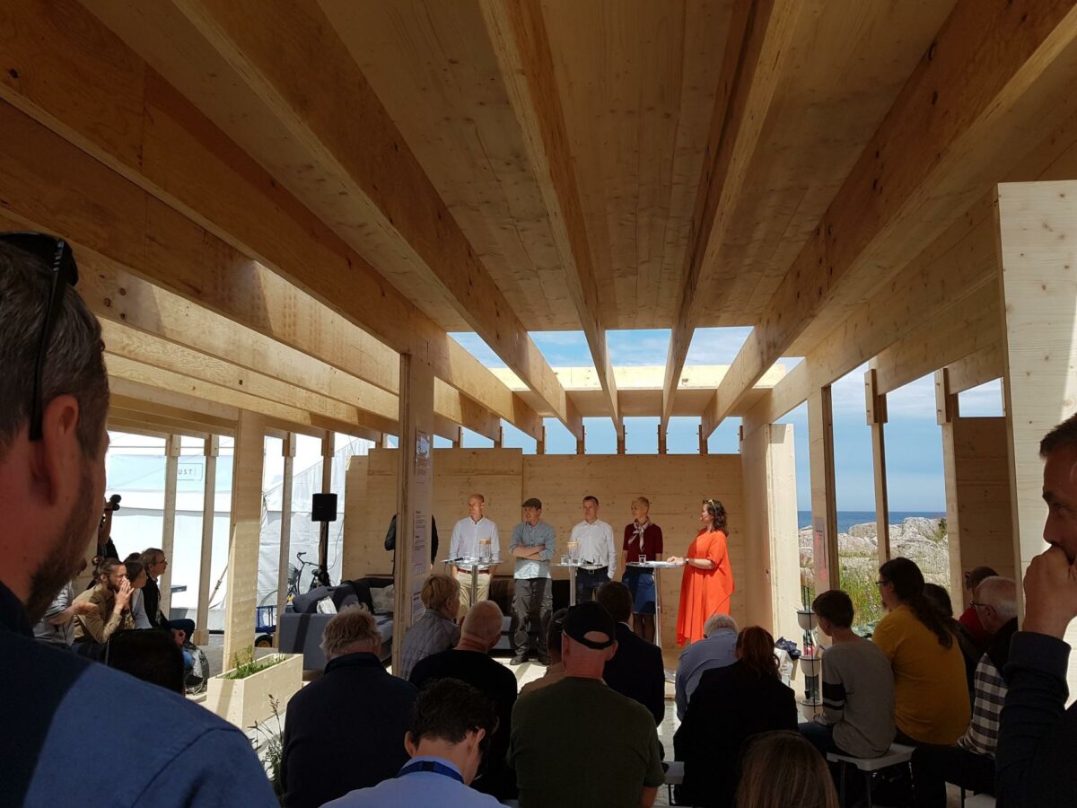 Adserballe & Knudsen har i selskab med Vilhelm Lauritzen Arkitekter konstrueret Folkemødets eneste faste pavillon i CLT. Materialet kommer som genbrug fra 40 byggepladser, og det må siges også at være et budskab i. Foto: Thøger Raun.