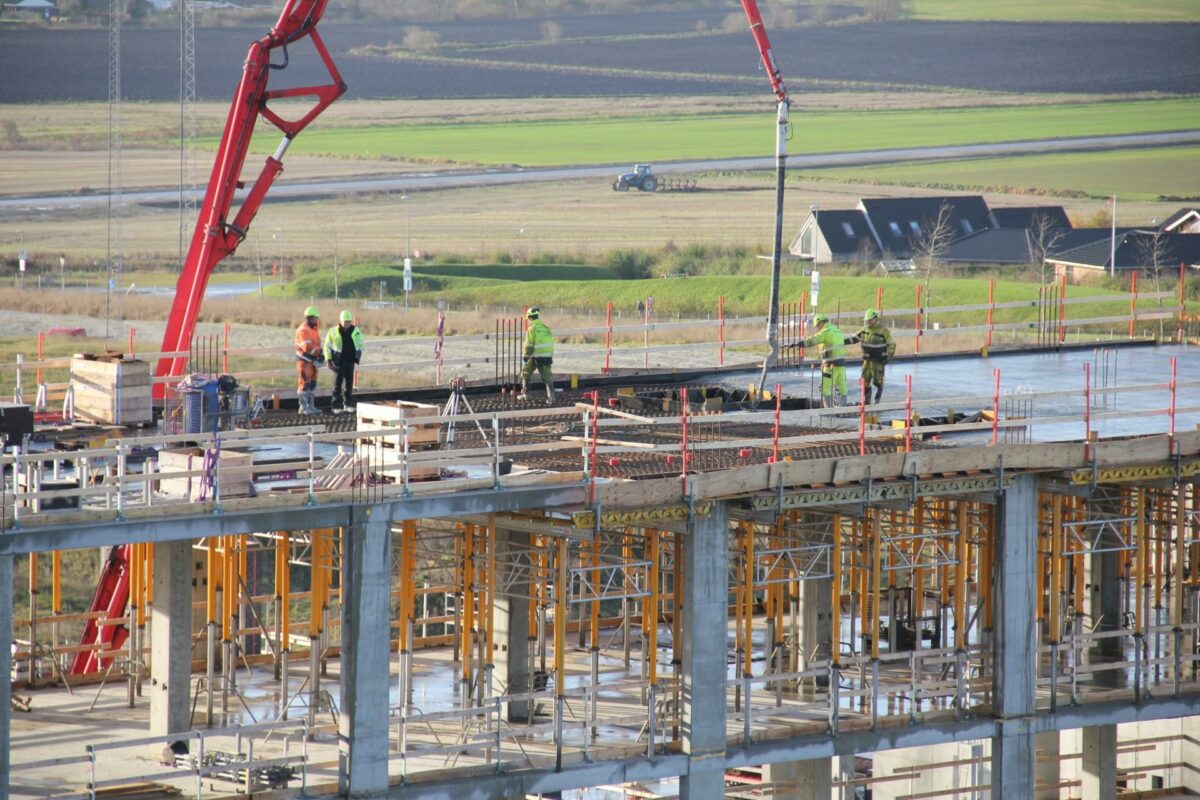 Bygge- og anlægsbranchen knoklede igennem i 1. kvartal og præsterede 2,1 procent flere arbejdstimer end i det foregående kvartal. Så indtil videre er der godt gang i byggeriet trods en forventning om lidt mere rolige tider forude. Arkivfoto: Torben Jastram.