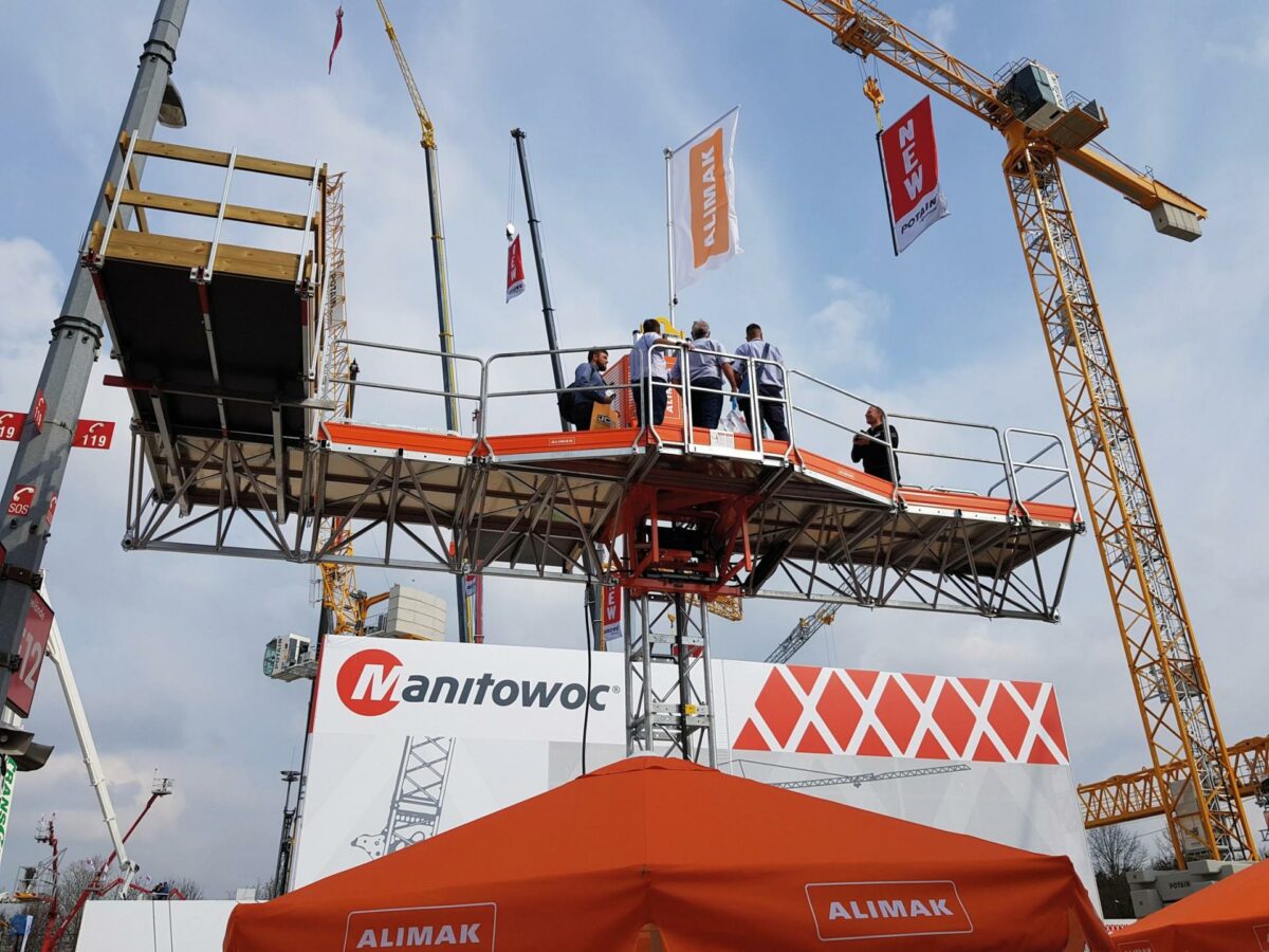 Den nye arbejdsplatform MC 650 er her opstillet på Bauma i München, verdens største messe for byggemateriel. Foto: Ajos.
