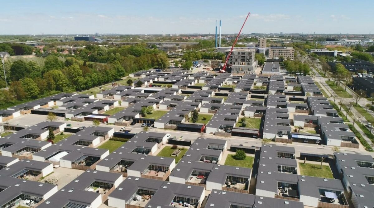 493 boliger har fået en overhaling i Albertslund. Bag projektet står NCC, som også har energioptimeret husene. Foto: NCC.