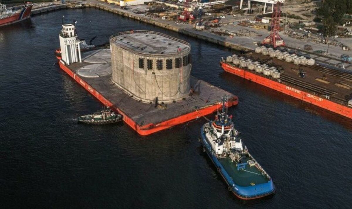 Det store molehoved lægger fra land. Foto: Aarsleff/VG Entreprenør.