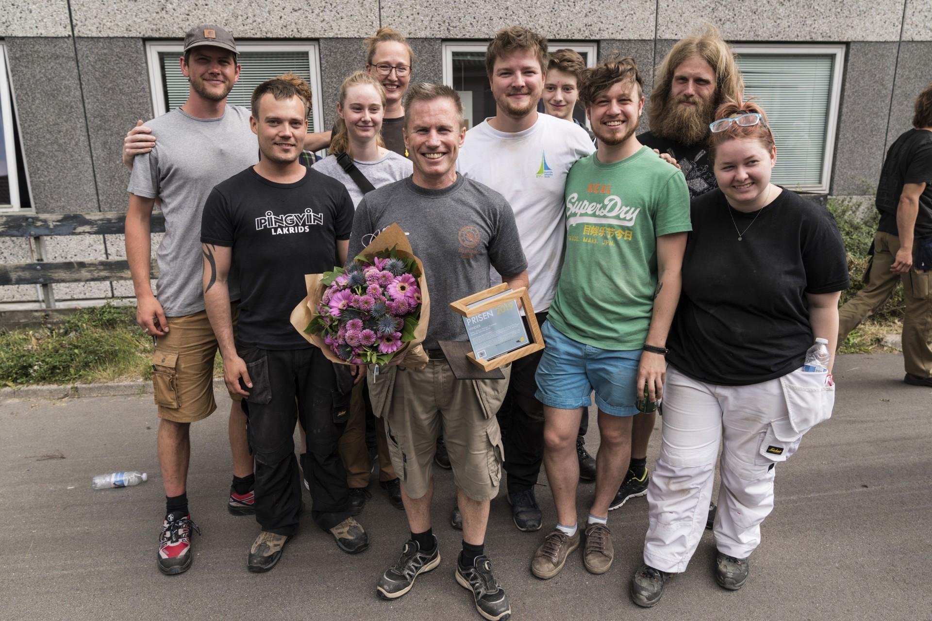 Her ses dagens hovedperson med en god håndfuld af sine elever. Foto: Jeppe Michael Jensen.