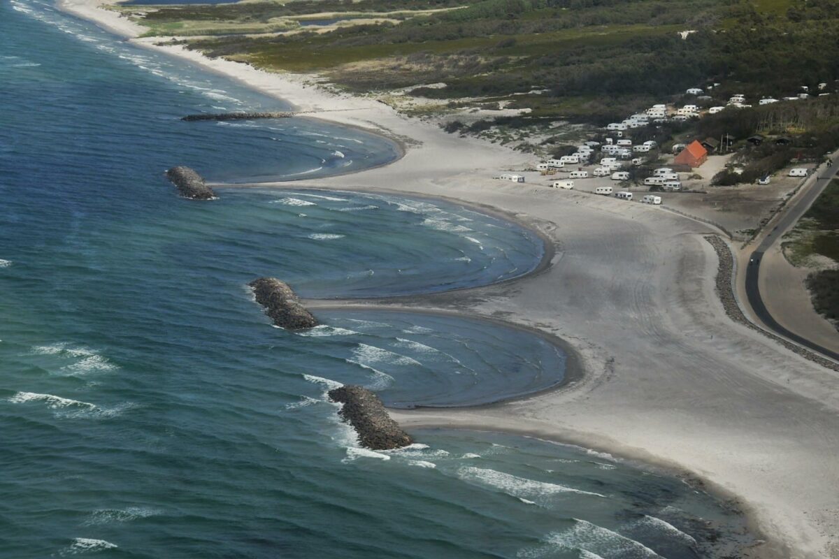 Havets hærgen er blokkeret på Anholts nordvestside. Gæsterne på Anholt Camping får ikke vand i forteltet, og via den reetablerede asfaltvej kan øens beboere og gæster langt nemmere komme til og fra øens havn. Foto: Hannele Sjöqvist.