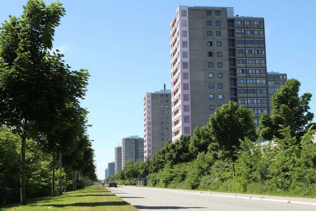 Boligselskaberne i Brøndby Strand forventer at gå i gang med nedrivning af de fem østlige højhuse i 2021. Foto: Pressefoto/Brøndby Kommune.