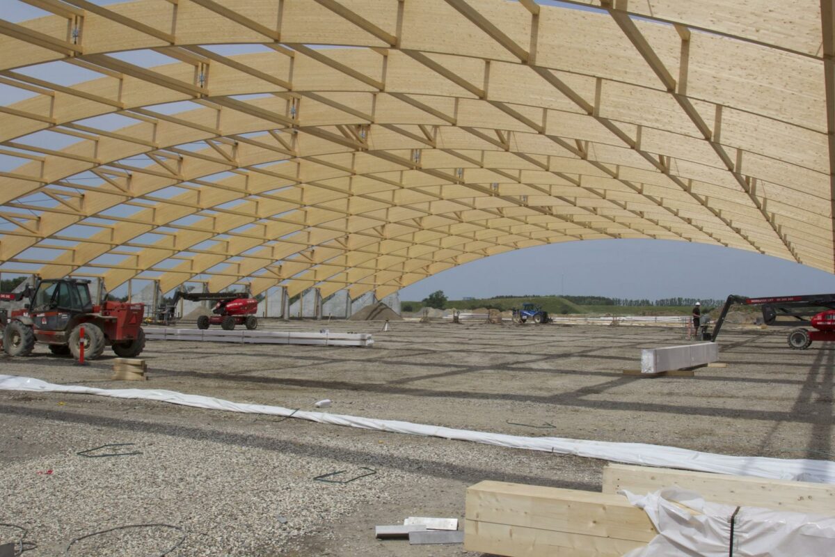 Den store hvælving af de enorme buede spær i limtræ er rejst på verdens største indendørs gokartbane ved Høje Taastrup. Foto: Louise Gregersen