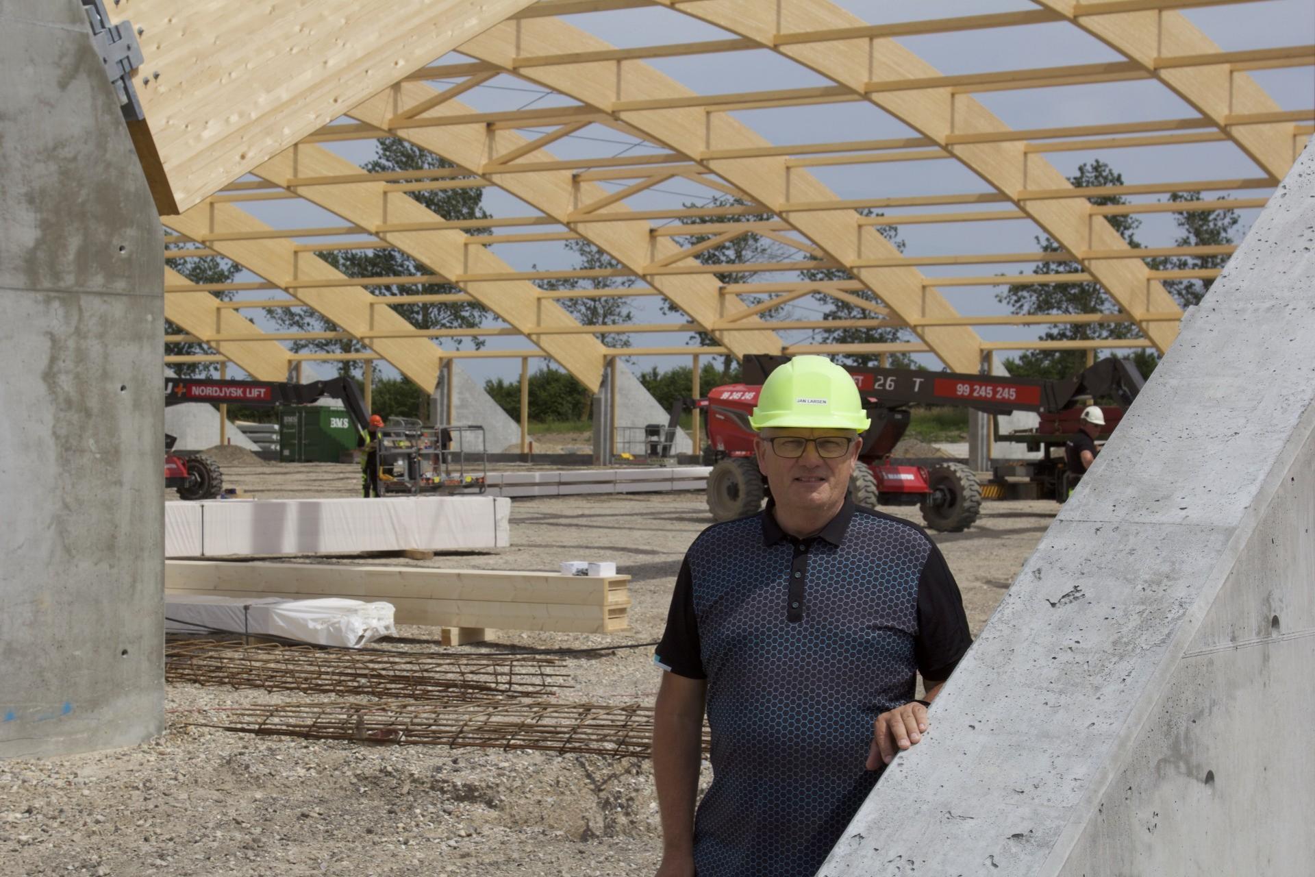 Jan Birk Larsen fra Gråkjær Erhverv A/S er byggeleder på pladsen. Gråkjær har erfaring med haller, men har aldrig bygget i den målestok. Foto: Louise Gregersen