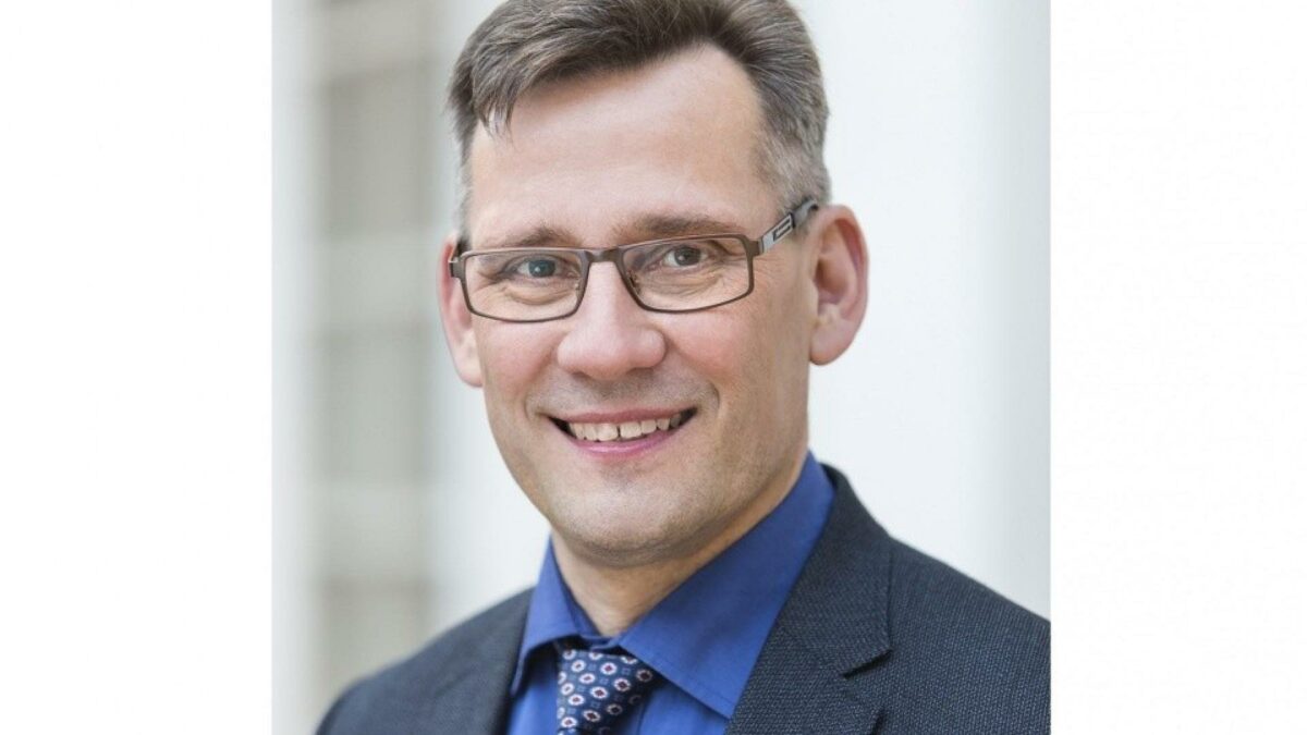 Uddannelserne ser ud til at slippe for årlige besparelser. Det er godt nyt, mener Lars Kunov, der vil se handling, før han begynder at juble. Pressefoto.