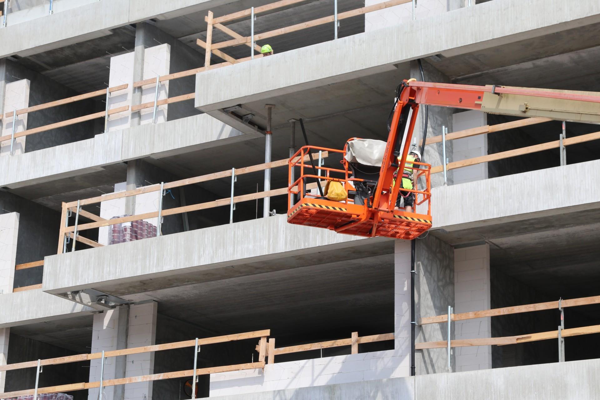 NCC er i gang med lukningen af de første tre opgange, som har nået fuld højde. I det øvrige byggeri fortsætter elementmontagen resten af 2019. Foto: Torben Jastram.