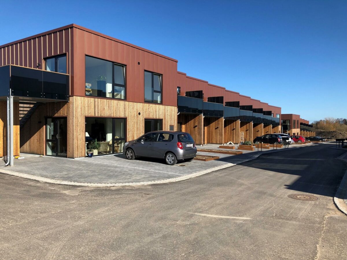 Efter en effektiv byggeproces på 13 måneder har Scandi Byg netop afleveret de sidste af i alt 126 boliger til det nye boligområde Engdraget i Slagelse. Pressefoto.