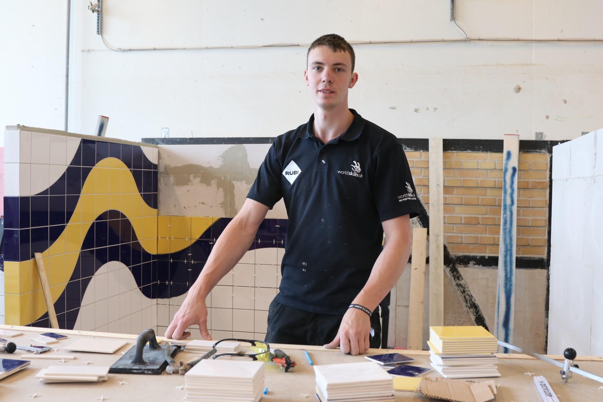 7. pladsen ved EuroSkills tidligere på året var ikke tilfredsstillende for 22-årige Mark Scott. Derfor har han taget turen fra Skotland til Herning for at træne sine evner som flisemurer. Foto: Hans-Henrik Lærke.
