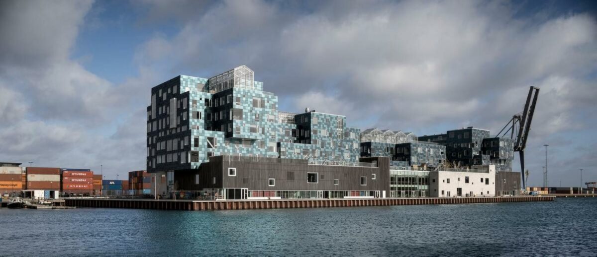 Copenhagen International School er blevet belønnet med en designerpris for sit arkitektoniske udtryk og sin energiproducerende facade. Foto: Adam Mørk.