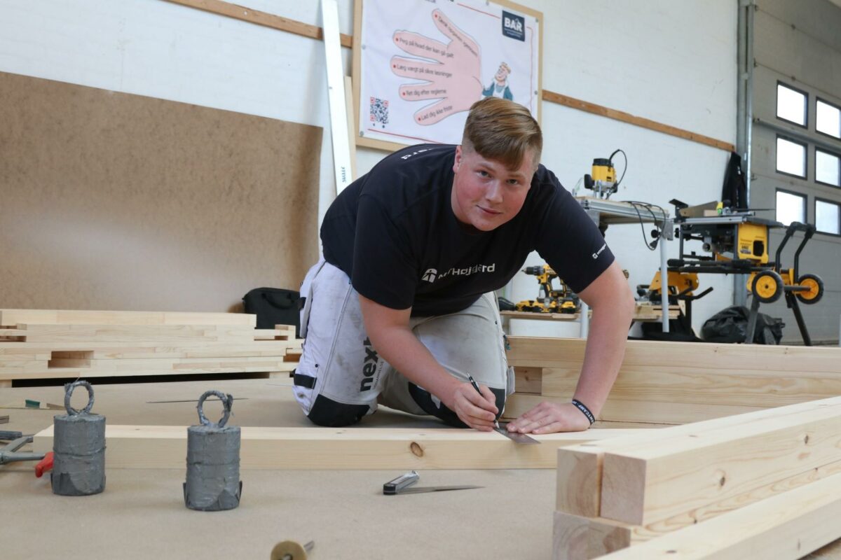 - Det er både hårdt metalt og fysisk at træne op til WorldSkills, men det er også fedt, fortæller Mikkel Victor Larsen, der kan bruge timer i dagligdagen på at øve sit håndværk. Foto: Hans-Henrik Lærke.