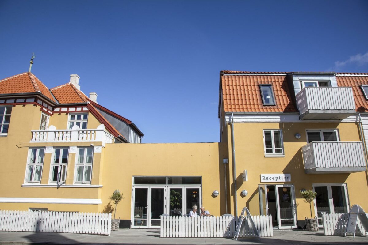 Nedrivning af flere gamle bygninger har skabt plads til et nyt og udvidet Hotel Marie, der er opført i velkendt Skagen-stil med gulpudsede facader, hvide altaner og røde mansardtage.