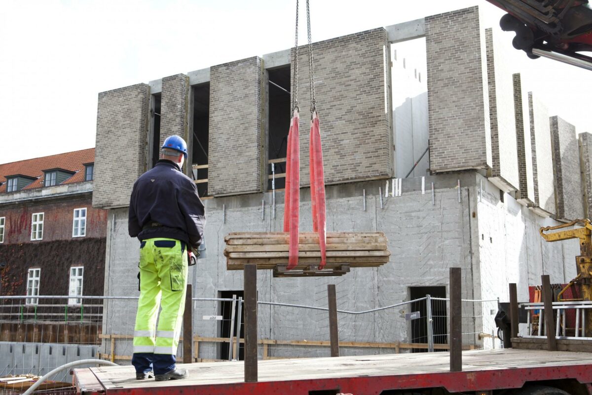 Især bygge- og anlægsbranchen oplever vanskeligheder med at rekruttere. Det kan afholde firmaerne fra at tage opgave ind og dermed ramme væksten, lyder det fra SMVdanmark. Foto: Colourbox.
