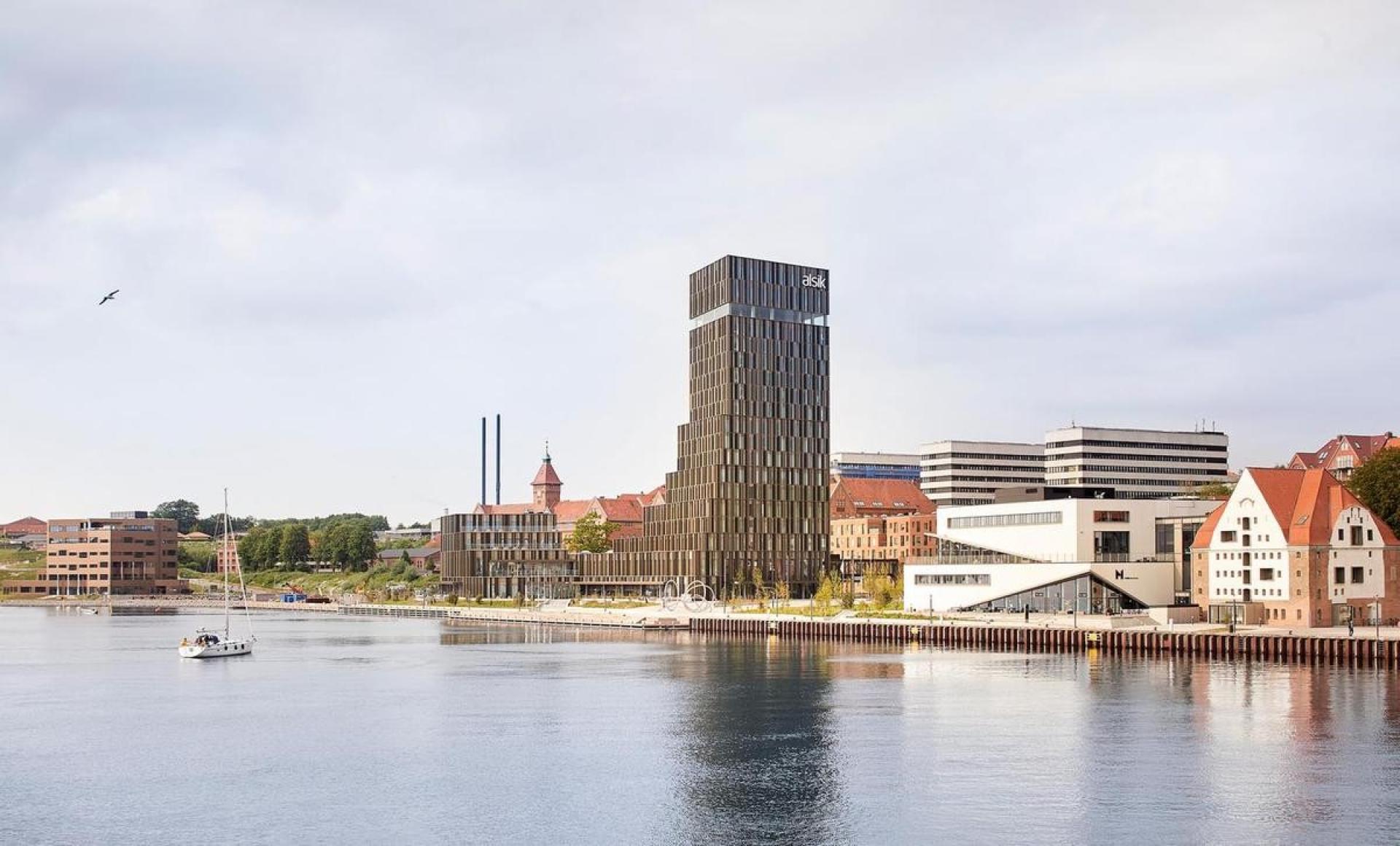 Hotellet sætter et punktum for Frank Gehrys masterplan. I området er nye kulturinstitutioner, restauranter, forretninger og boliger skudt op, og Hotel Alsik er nu rejst som kronen på værket.