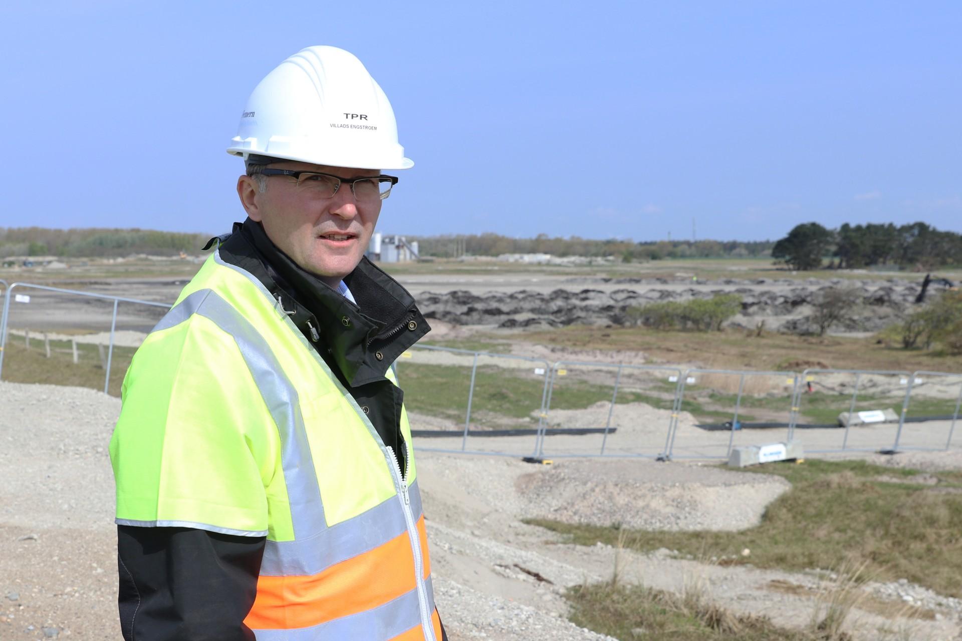 Projektkoordinator Villads Engstrøm foran det, der inden længe skal rumme byggepladsen for landets største anlægsprojekt. 