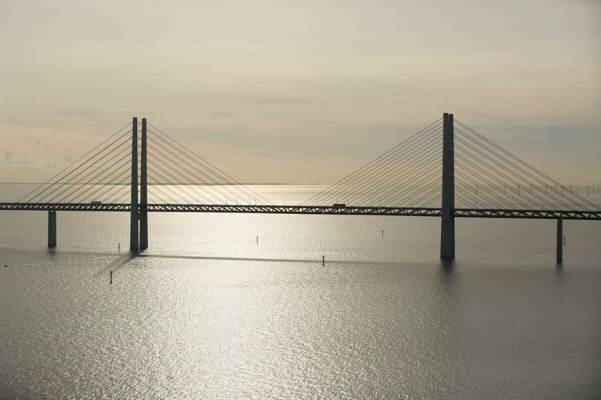 Malerarbejdet af halvdelen af sydsiden af stålkonstruktionen -strækningen mellem Peberholm og begyndelsen af stråkablerne - forventes at vare frem til efteråret 2021. Foto: Øresundsbroen.