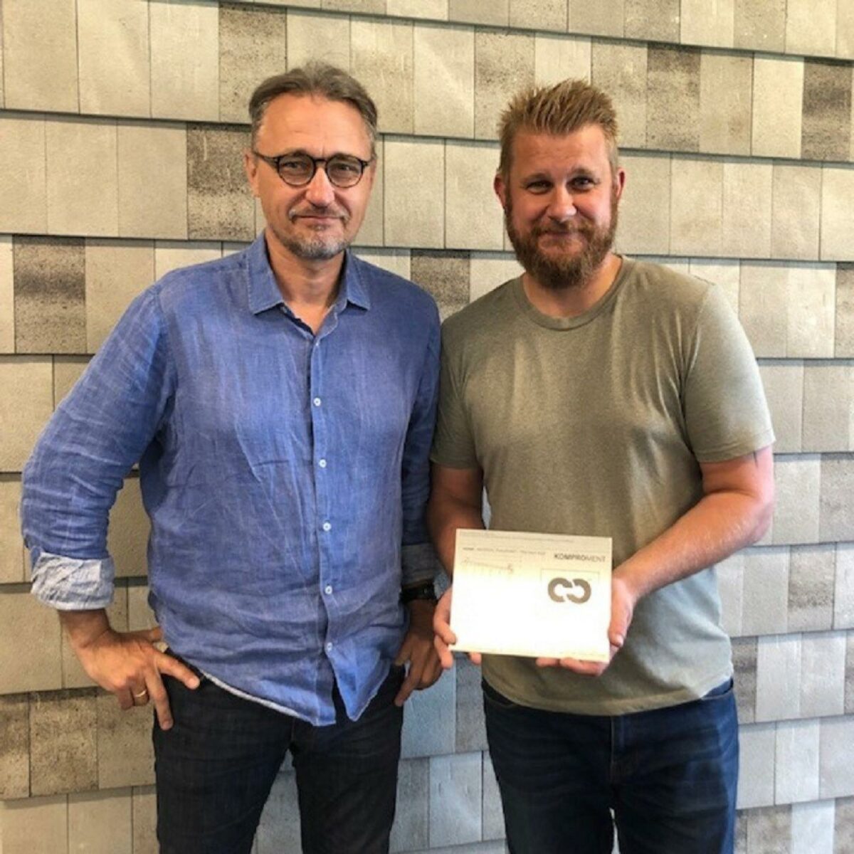 Teknisk direktør Niels Heidtmann (tv.) og miljø- og CSR-chef Mads Røge med det synlige bevis på, at omverdenen har fået øjnene op for Komproments grønne profil: Den prestigefulde SME Star Award. Foto: LD Cluster.