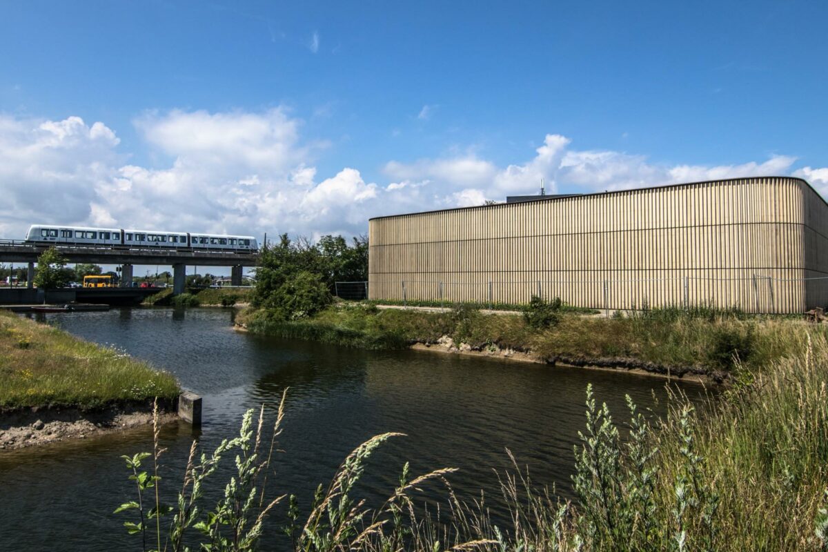 Den nye Fjernkølingscentral Ørestad skal de kommende år forbindes med en række bygninger i Ørestanden. Foto: HOFOR.