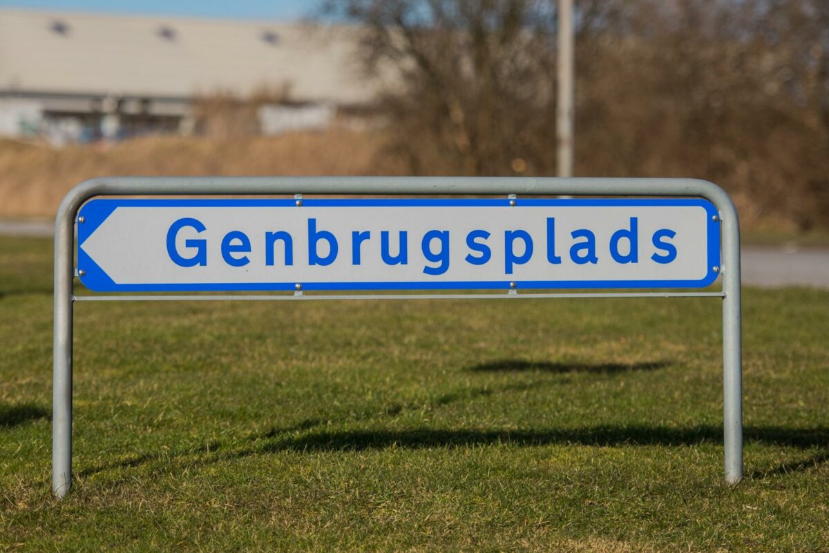 Det er næsten kun skiltene til landets genbrugspladser, der er magen til hinanden. Gebyrerne, abonnementsprisen eller kiloprisen variere  så meget, at det kan betale sig at køre langt med sit affald. Foto: Colourbox.