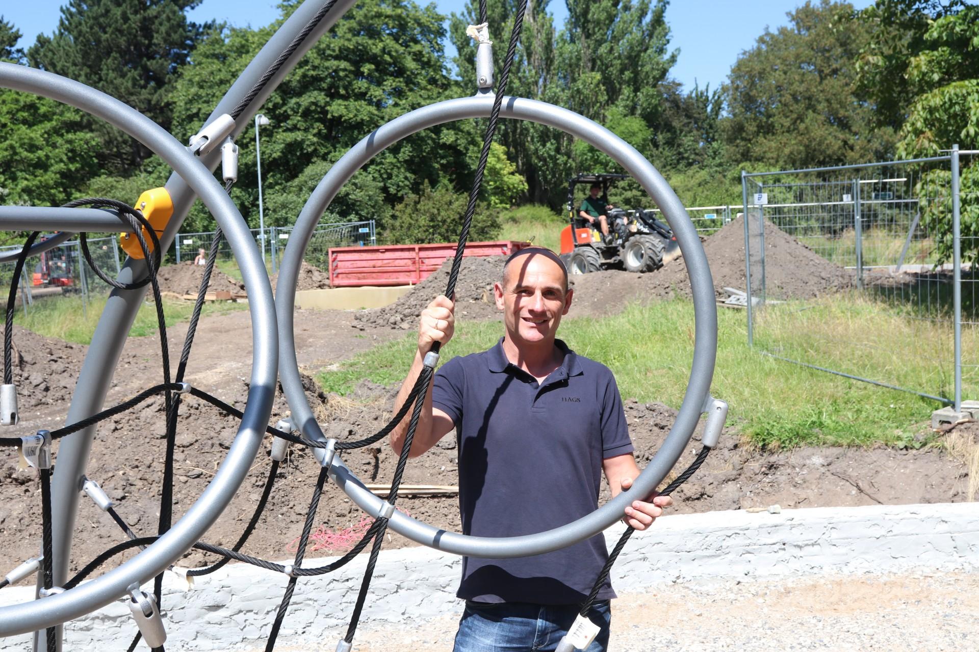 Projektchef Morten Groth fra HAGS, der leverer redskaberne til den nye legeplads. Foto: Torben Jastram. 