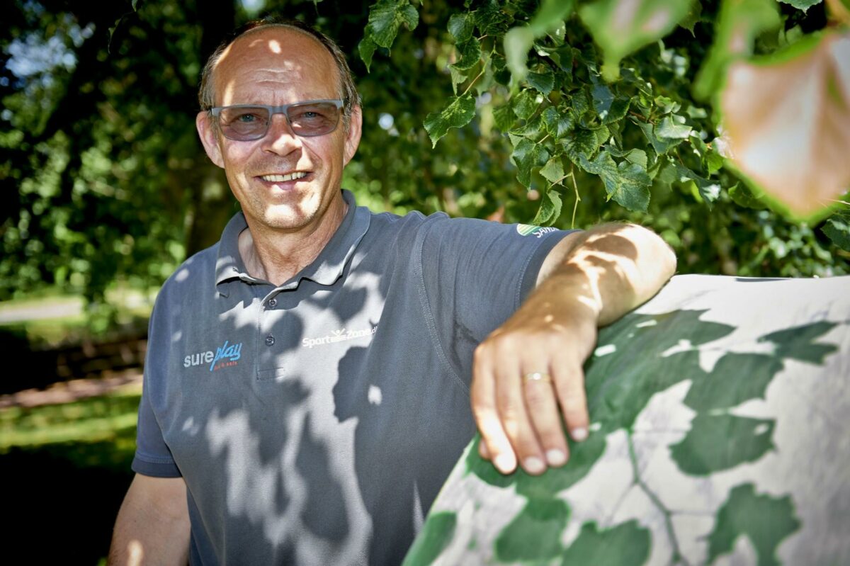 Det er meget billigere at rense sandet i stedet for at udskifte det. Samtidig giver det os nogle mere lækre legepladser og en bedre oplevelse for brugerne. Så vi er meget tilfredse, siger Steen Pedersen, som er driftschef hos Bornholms Regionskommune. Foto: Sandmaster.