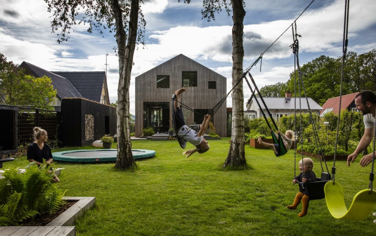 Transformationen fra arkitektonisk mishandlet bungalow i tyrolerstil til en skarpt skåret moderne villa med arkitektonisk X-faktor er en fornem præstation, lyder det fra nomineringsudvalget. Foto: Carsten Ingemann.