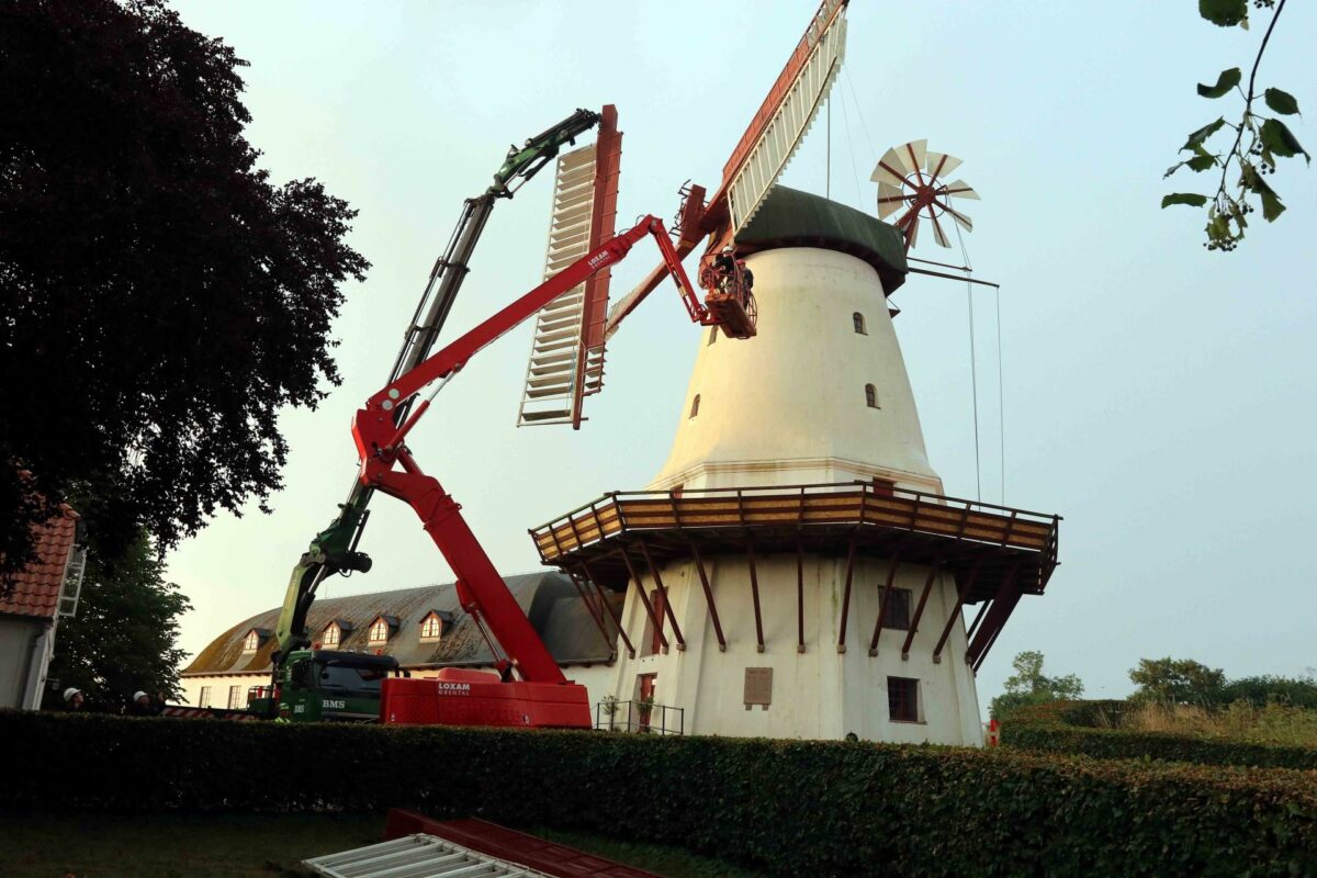 Dybbøl Mølle mistede vingerne onsdag morgen. Foto: Erik Egvad Petersen.