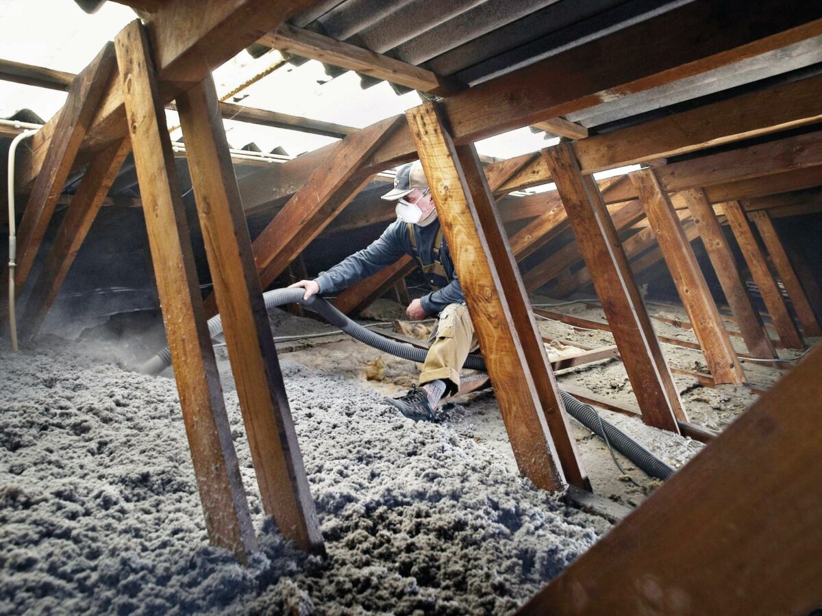 Efterisolering og andre tiltag bliver ofte udført, efter rådgivning fra håndværkere. Foto: Ulrik Samsøe Figen.