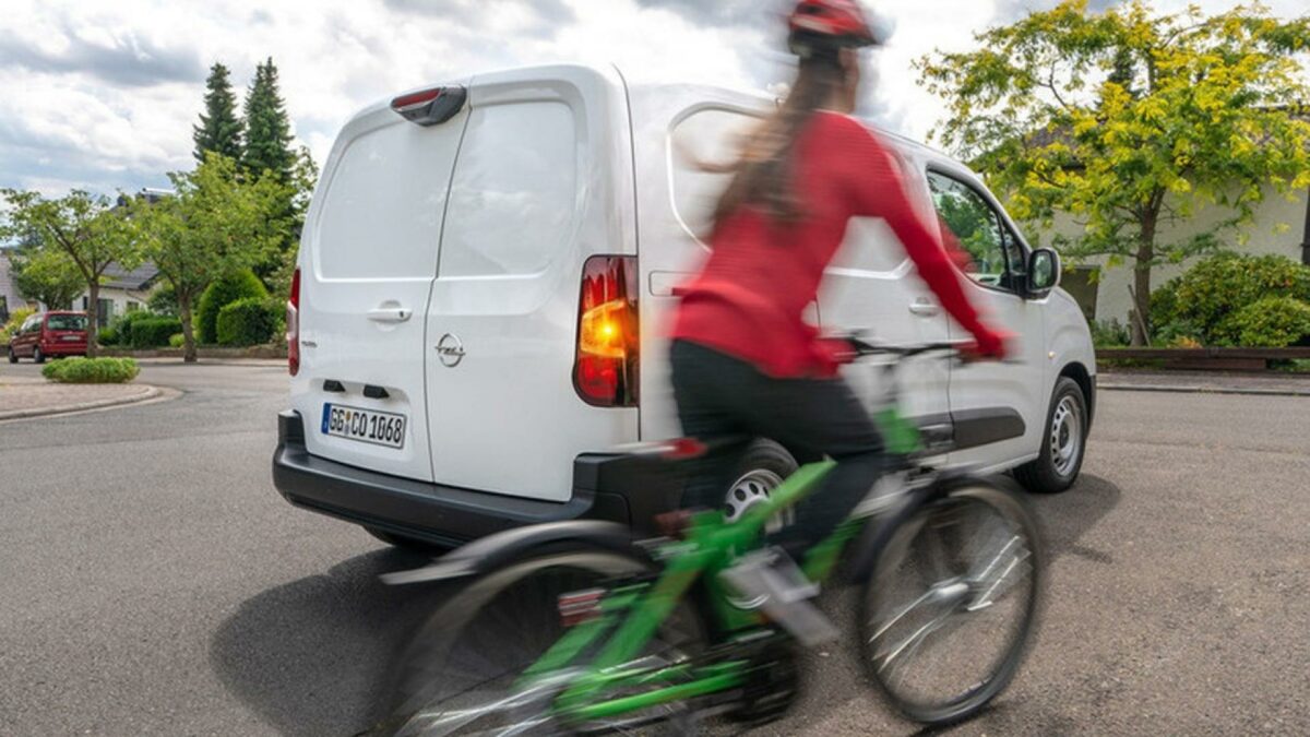 Opel udstyrer Combo Cargo med et kamera i højre sidespejl, så for eksempel cyklister ikke kan skjule sig i en blind vinkel. Pressefoto.