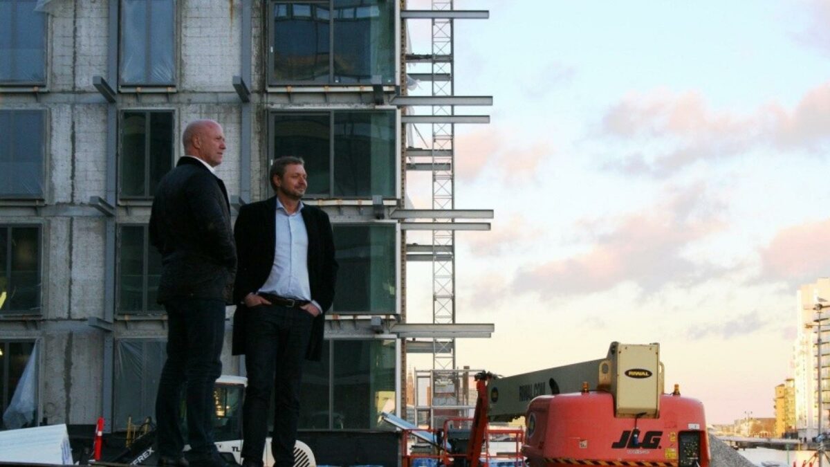 Peter Olsson (th), AP Ejendomme, her sammen med Jens Schaumann, AP Pension, ser frem til det kommende byggeri. Foto: NPV.