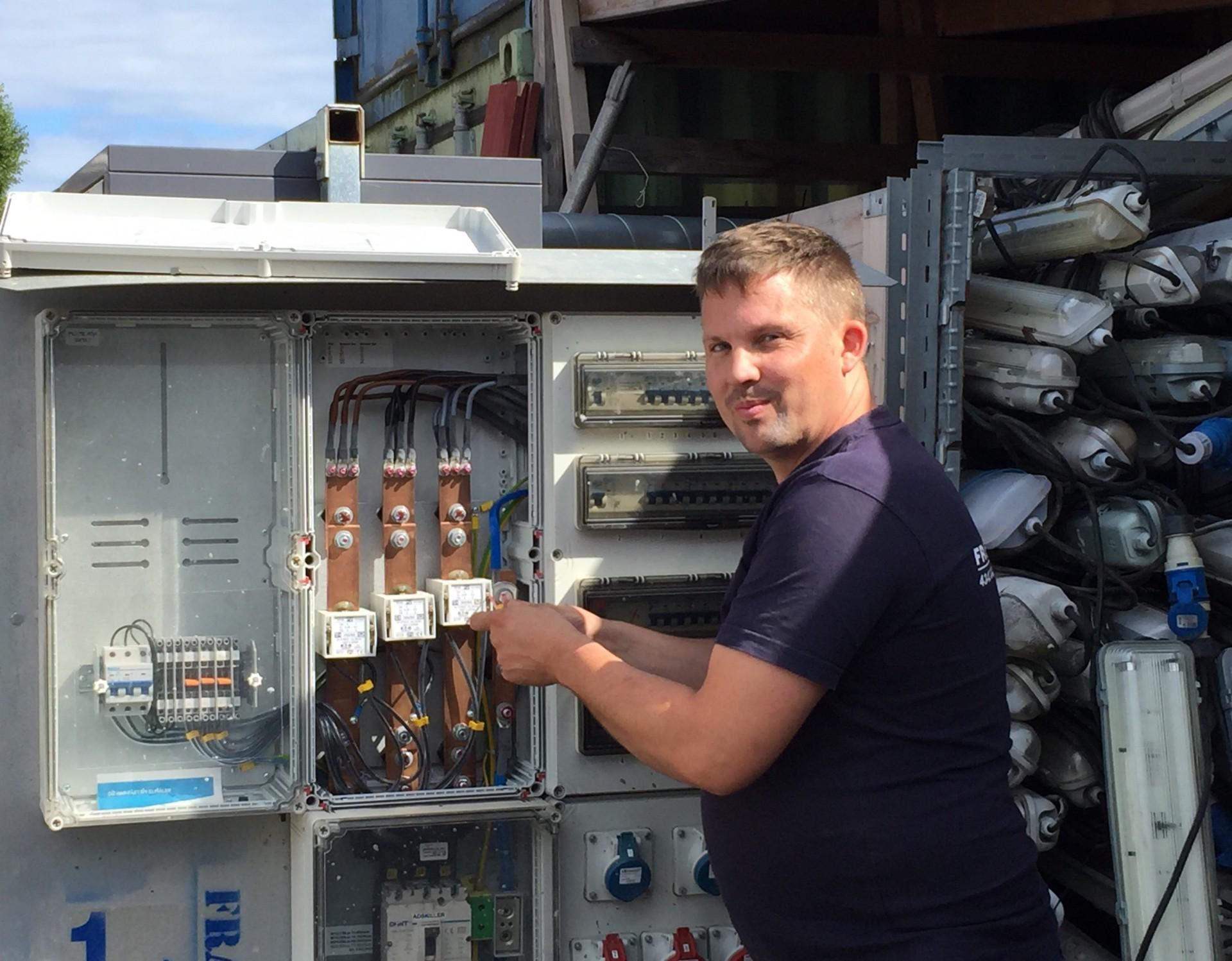 Fredrik Skovgaard har valgt at blive hos virksomheden - nu som færdiguddannet elektriker. Pressefoto. Frandsen El.