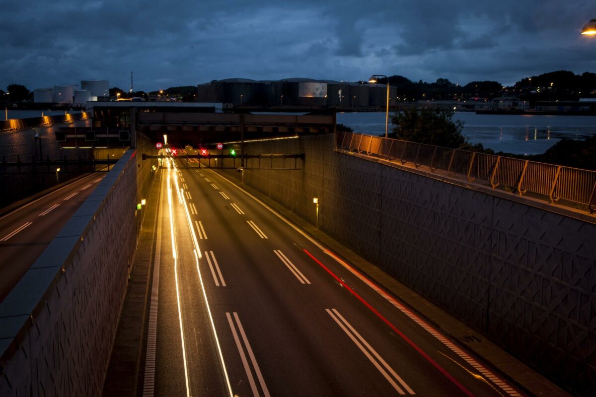 80.000 biler kører dagligt gennem Limfjordstunnelen. Foto: Colourbox.