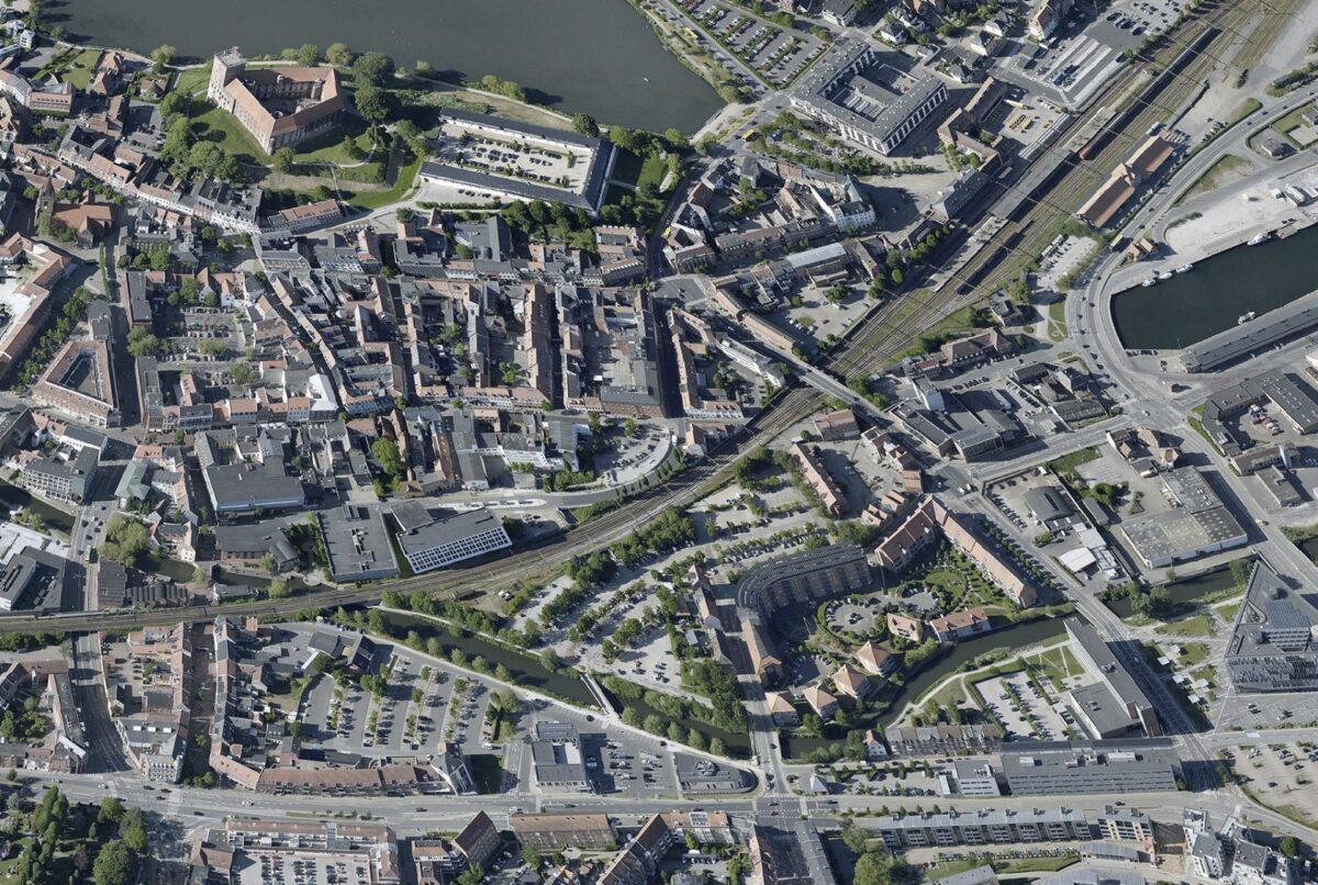 Arealerne som ønskes udviklet ligger som en kile mellem jernbanen og Kolding Å. Pressefoto.