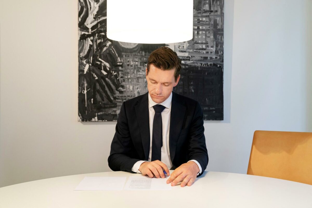 Boligminister Kaare Dybvad (S) får travlt med at arbejde for en CO2-reduktion og styne amerikanske kapitalfondes udbredelse i København. Foto: Claus Bech.