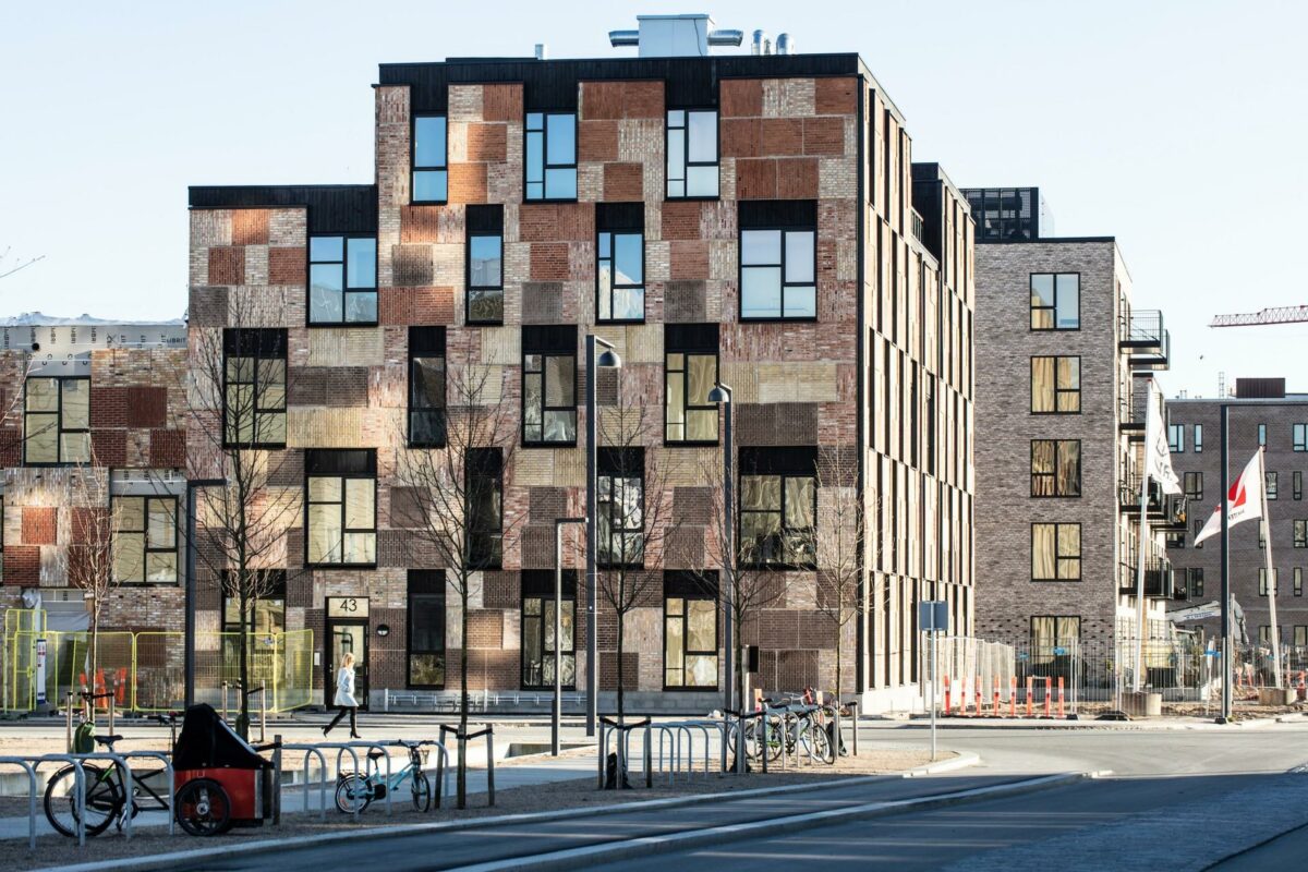 Ressourcerækkerne i Ørestad Syd på Amager er bygget med gamle mursten fra Carlsberg og overskydende træ fra Metro-byggeriet. Dermed er der sparet ressourcer og betydelige mængder CO2 i opførelsen i forhold til traditionelt byggeri. Foto: Kontraframe.