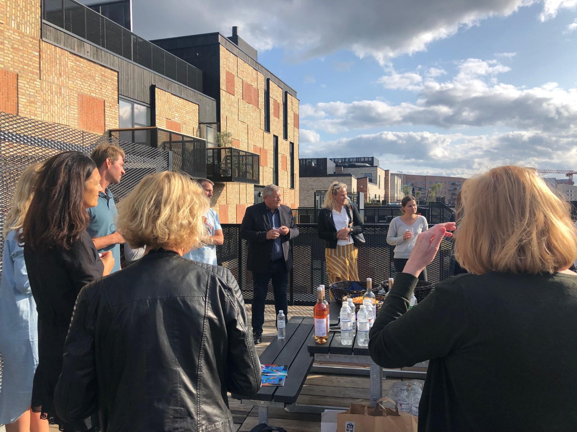 AG Gruppen byder beboerne velkommen på tagterassen til en fælles snak om upcycling, bæredygtigt byggeri og deleøkonomi.