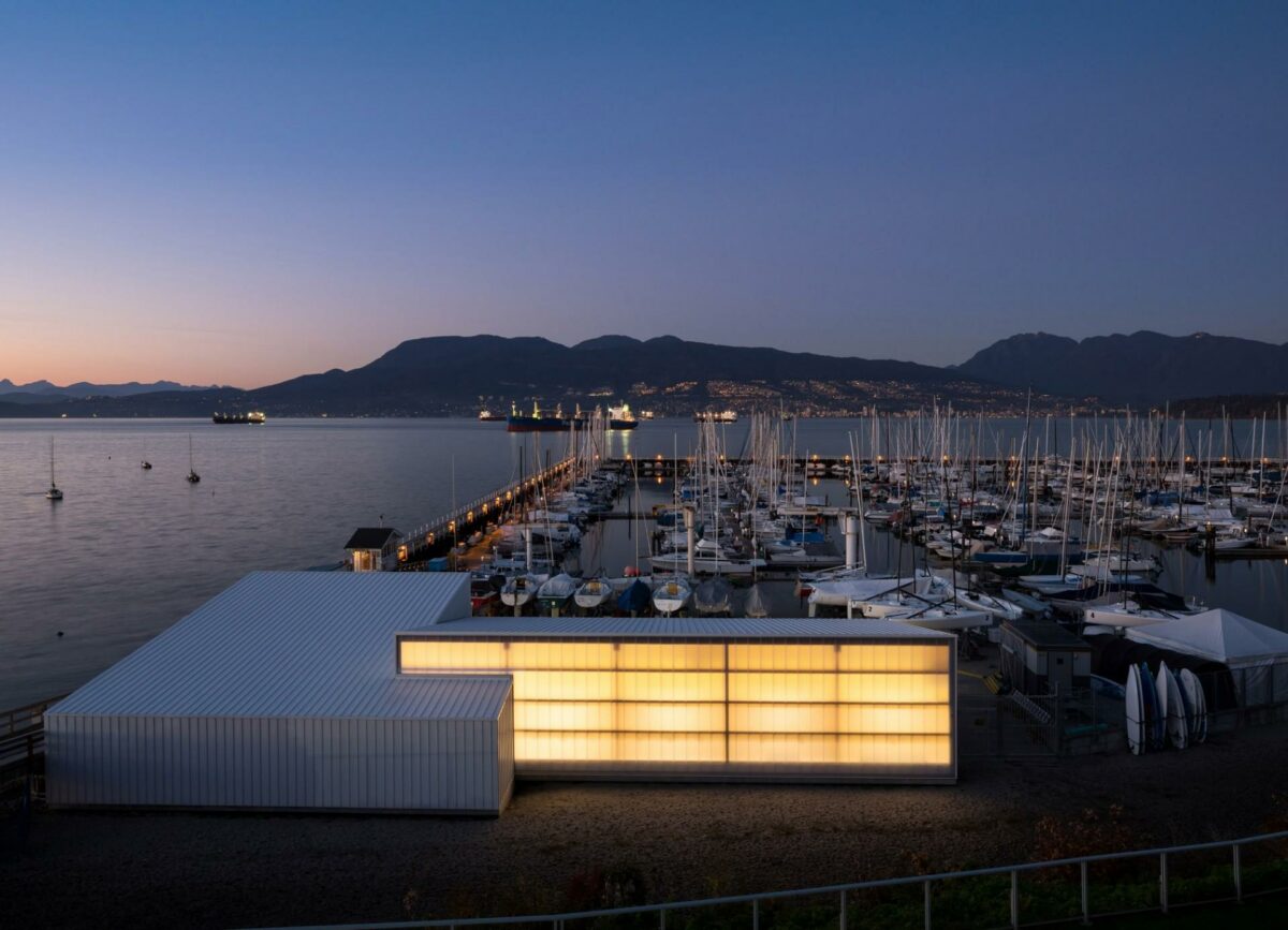 Royal Vancouver Dock Building på Jericho Beach i Vancouver betjener en stor lystbådehavn. Projektet hædrer havnens industrihistorie og opfylder en række praktiske behov for et beskedent budget. Foto: Ema Peter.