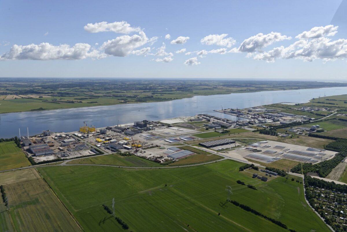 Pladsen er ved at blive for trang hos Aalborg Havn. Derfor har bestyrelsen igangsat processen bag en byggemodning af et areal på cirka 110.000. Foto: Aalborg Havn.