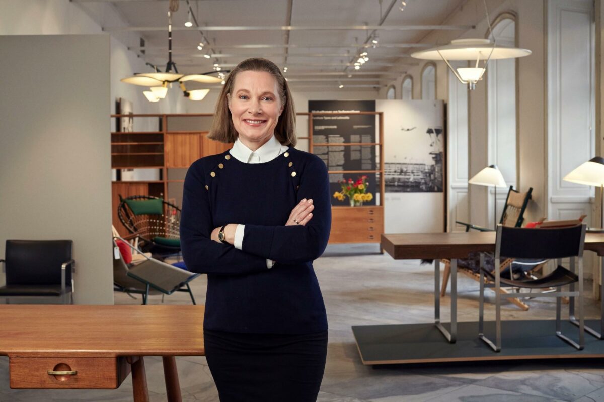 Direktør Anne-Louise Sommer  har været med fra start til slut i genopførelsen af det helt unikke sandstensanlæg foran museet. Projektet sikrer hende Naturstenprisen 2019. Foto: Designmuseum Danmark.