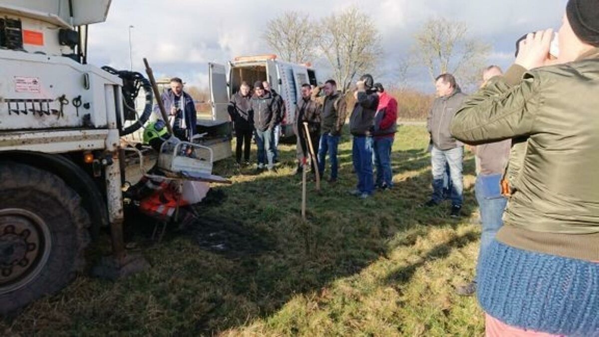 Uddannelsen til brøndborer kommer til at foregå i et tæt samarbejde med branchen. Her er en gruppe kursister fra Brøndboreruddannelsen på borearbejde. Foto: Jette Sørensen.