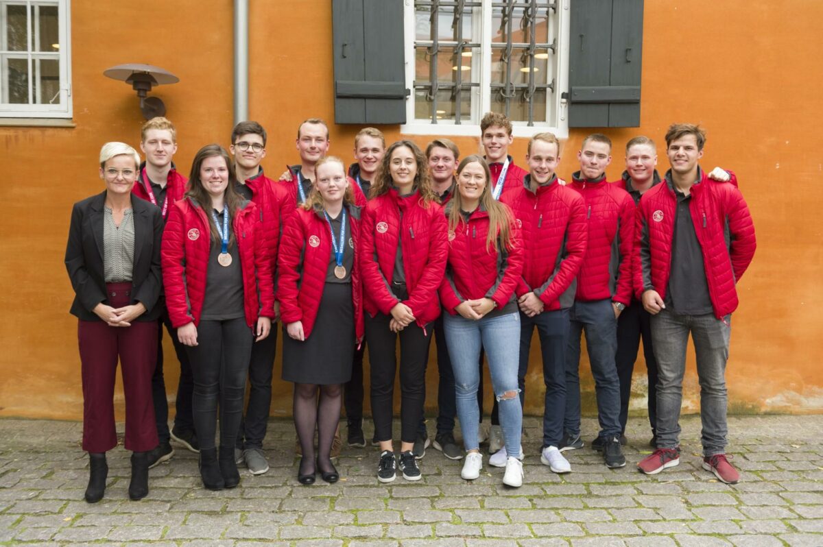 Det danske WorldSkills-landshold blev i går hyldet af børne- og undervisningsminister Pernille Rosenkrantz-Theil, der sneg sig med på holdbilledet. Foto: Per Daugaard.