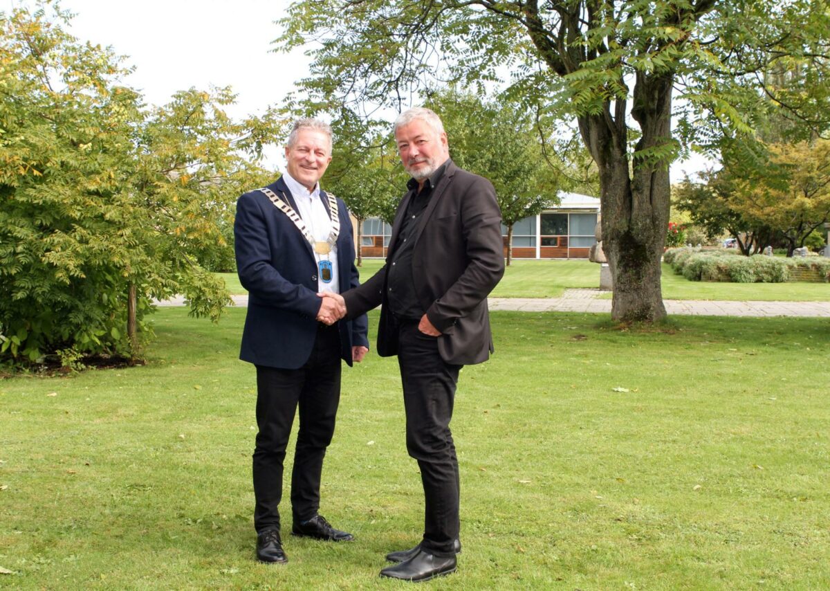 Kent Magelund og Lars Hetland ved kontraktunderskrivelsen 17. september. Rubow arkitekter er blandt andet valgt på grund af deres skarpe fokus på brugerinddragelse og lange erfaring med plejebyggeri. Foto: Brøndby Kommune.