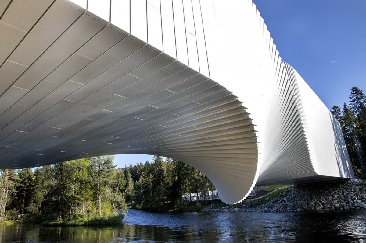 Med en spændvidde på 60 meter danner museumsbygningen også en bro over floden. Pressefoto.