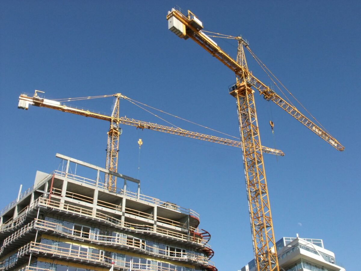 I Odder Kommune skærper myndigheder og virksomheder samarbejdet om at få flere unge ud på byggepladserne. Foto: Colourbox.