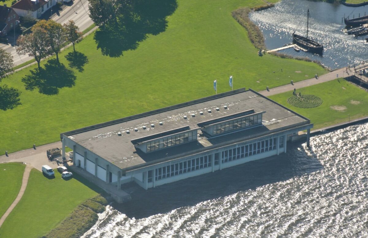 Vikingeskibsmuseet lider under tidens tand og vand i konstruktionen. Derfor er det i fare for nedrivning. Foto: Colourbox.