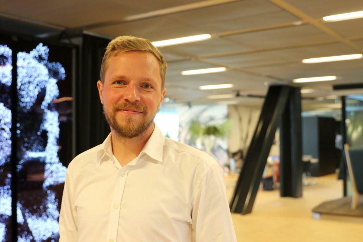 Energiproducerende vinduer, cloud-baserede samarbejdsplatforme og selvrensende luftsystemer. Det er blot nogle af de innovative ideer, som Rasmus Bjørn Dahl og Rainmaking har samlet hos BLOXHUB. Foto: Hans-Henrik Lærke.