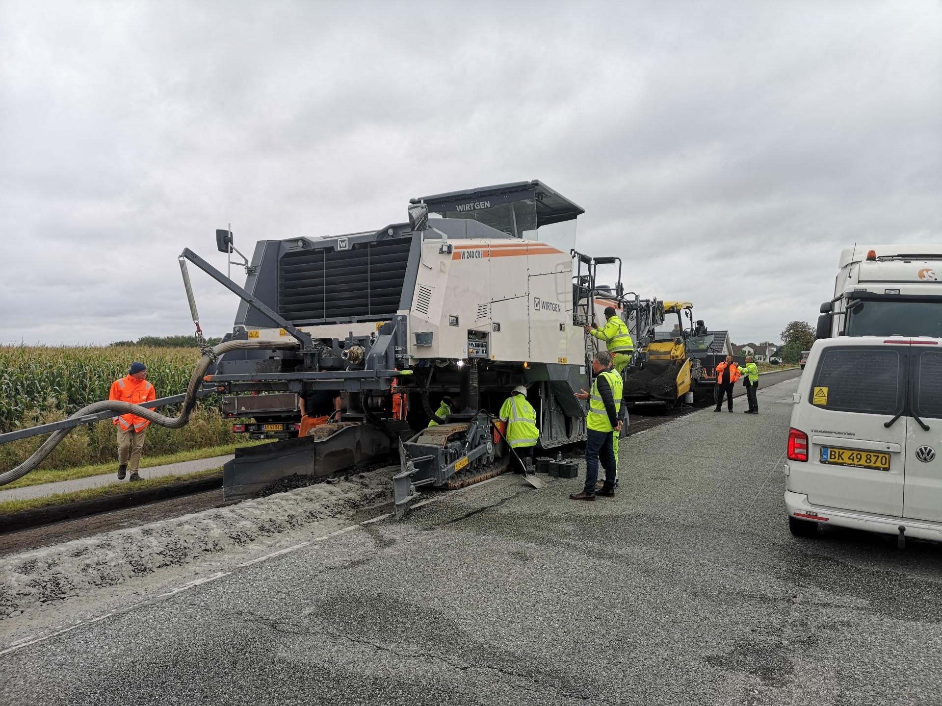 Maskinen skræller asfalten af, blandet den med bitumen og lægger asfalten på ny. Foto: Aarhus Kommune.