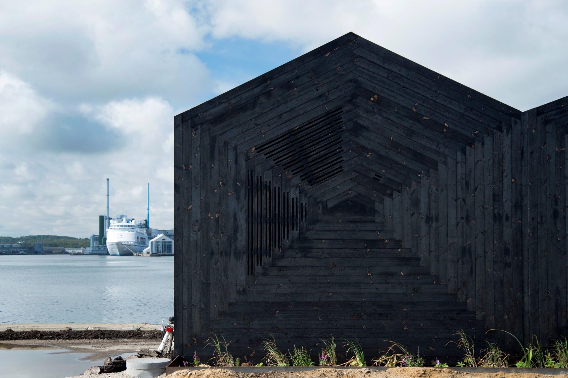 Bjarke Ingels Group gået et stort skridt uden om standardløsningerne - blandt andet ved brug af termobehandlet træ, der efterfølgende er brændt efter en gammel japansk teknik.