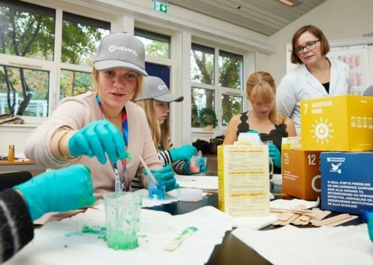 Flere piger skal få appetit på byggebranchen. Det skal Girl's Day in Science hjælpe med. Til Dansk Byggeri og Tektankens arrangement i Bjerringbro deltager over 400 piger fra udskolingen på lokale grundskoler. Her er det billeder fra en af sidste års arrangementer hos Hempel. Foto: Hempel.